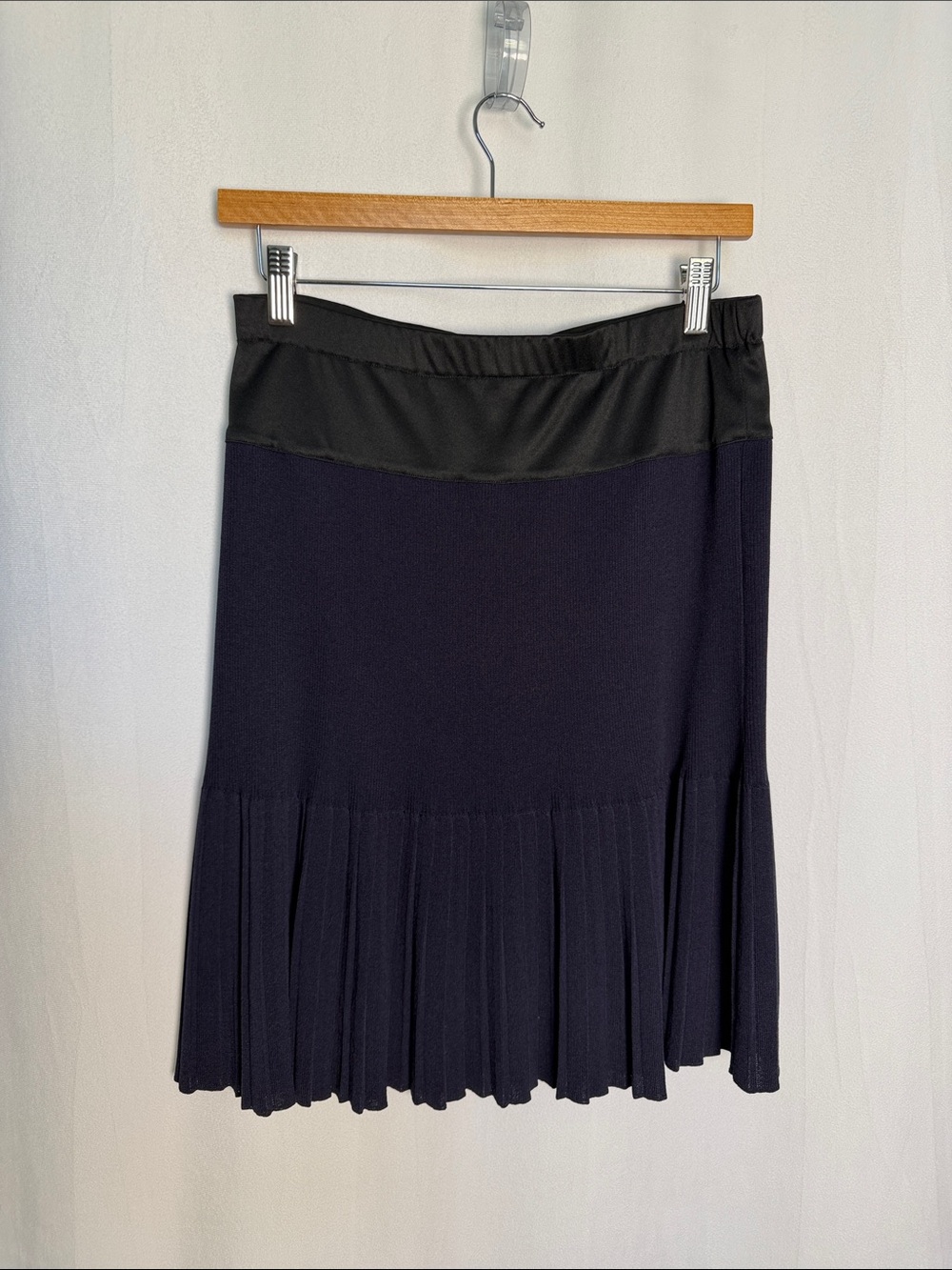 Exclusively Misook Classic Pleated Navy Knee Length Skirt Size M Office Work EUC